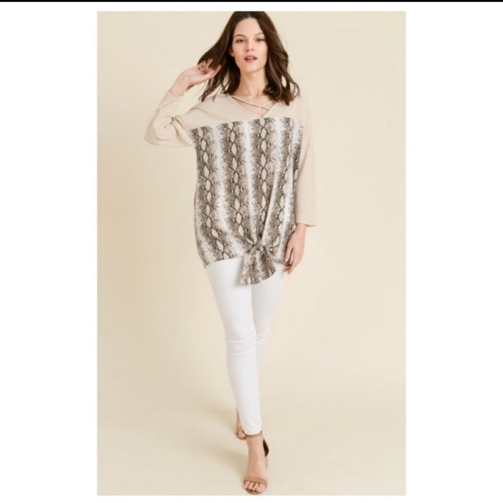 ✨SNAKE PRINT CONTRAST TOP W/V-NECKLINE-NEW - Picture 11 of 11